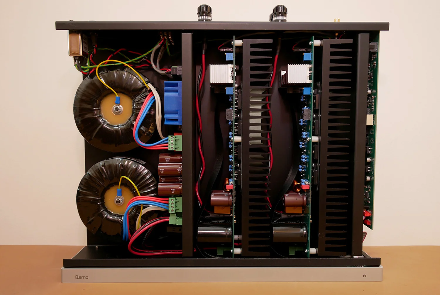 Vue intérieure d'un B.audio B.amp hautes performances, montrant ses circuits complexes, ses condensateurs, bobines d'alimentation et dissipateurs thermiques (par 1877.audio)