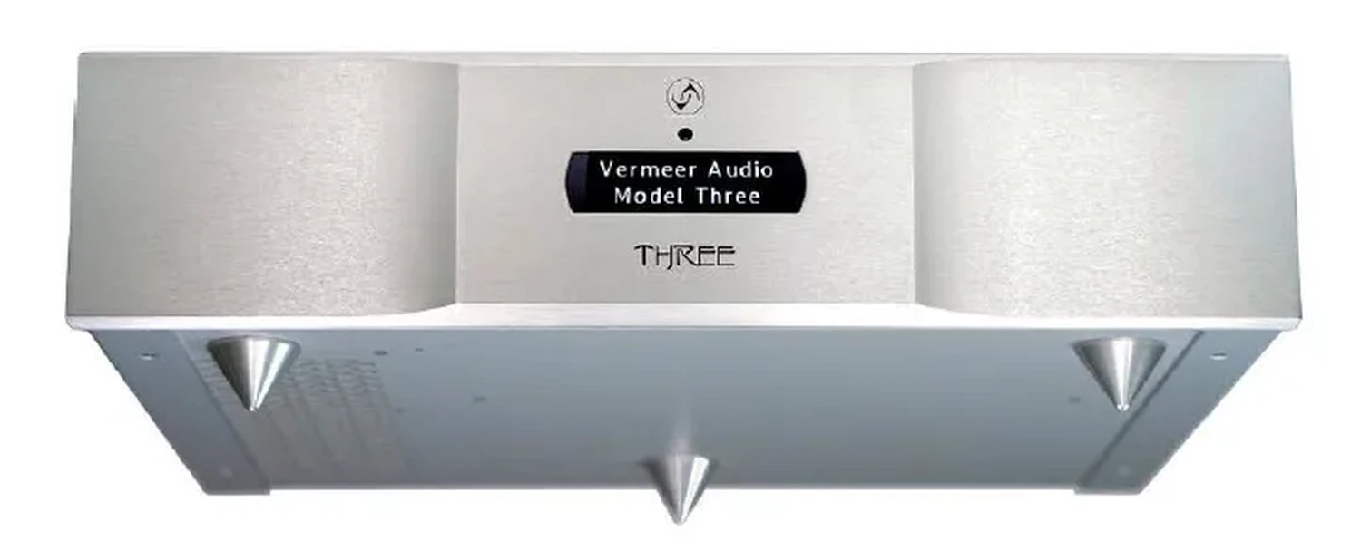 Un DAC Vermeer Audio Three D avec sa finition aluminium et ses trois pieds triangulaires, vu de face (par 1877.audio)