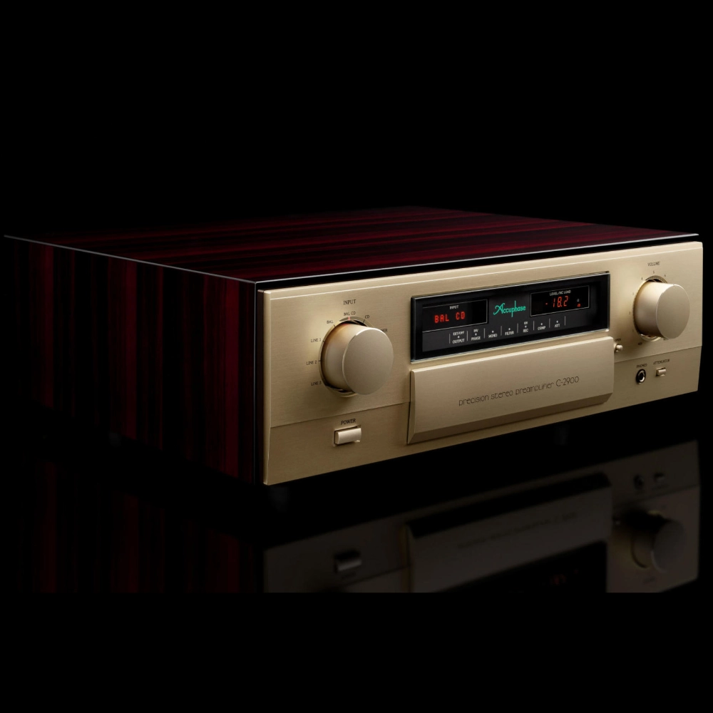 Préamplificateur Accuphase C-2900 de couleur dorée sur un fond noir