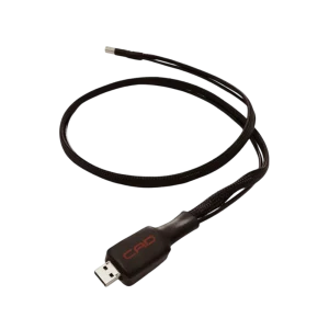 Câble CAD USB I avec son connecteur noir de type USB-A avec le logo CAD imprimé en rouge au premier plan ainsi que la gaine tressée noir accompagnée d'un câble fin noir enroulés sur eux-même et le connecteur USB-B (côté DAC) en arrière plan