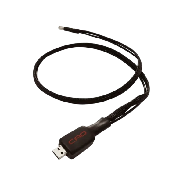 Câble CAD USB I avec son connecteur noir de type USB-A avec le logo CAD imprimé en rouge au premier plan ainsi que la gaine tressée noir accompagnée d'un câble fin noir enroulés sur eux-même et le connecteur USB-B (côté DAC) en arrière plan