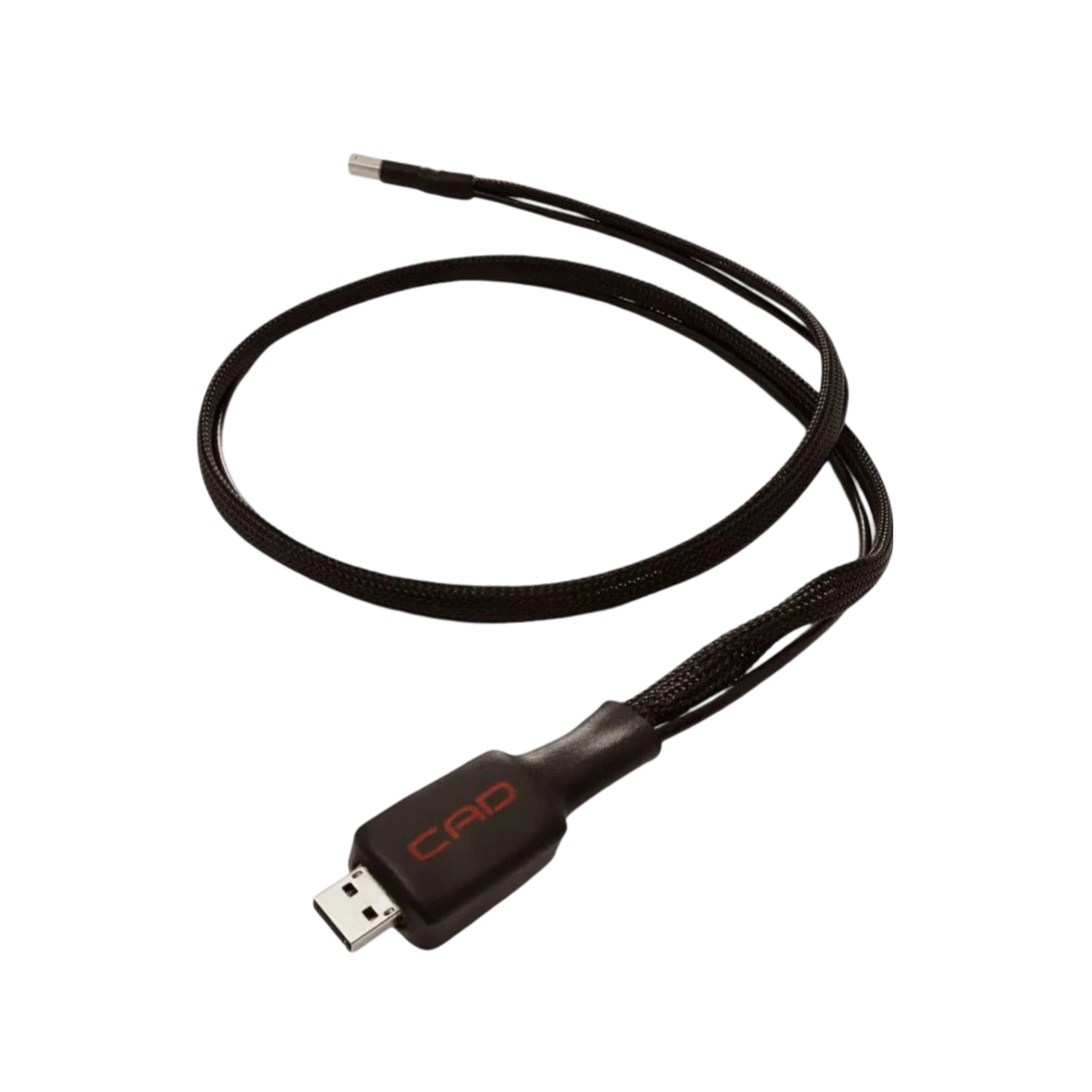 Câble CAD USB I avec son connecteur noir de type USB-A avec le logo CAD imprimé en rouge au premier plan ainsi que la gaine tressée noir accompagnée d'un câble fin noir enroulés sur eux-même et le connecteur USB-B (côté DAC) en arrière plan