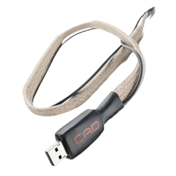 Câble CAD USB II avec le connecteur USB-A (côté streamer) au premier plan comportant le logo CAD en rouge, gaine tressée grise clair et câble noir fin faisant un tour sur eux-mêmes