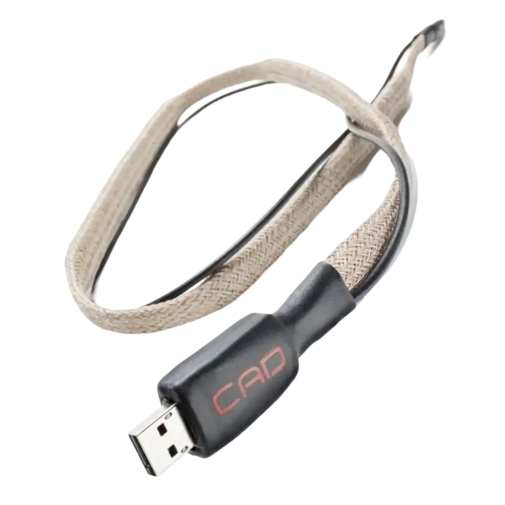 Câble CAD USB II avec le connecteur USB-A (côté streamer) au premier plan comportant le logo CAD en rouge, gaine tressée grise clair et câble noir fin faisant un tour sur eux-mêmes