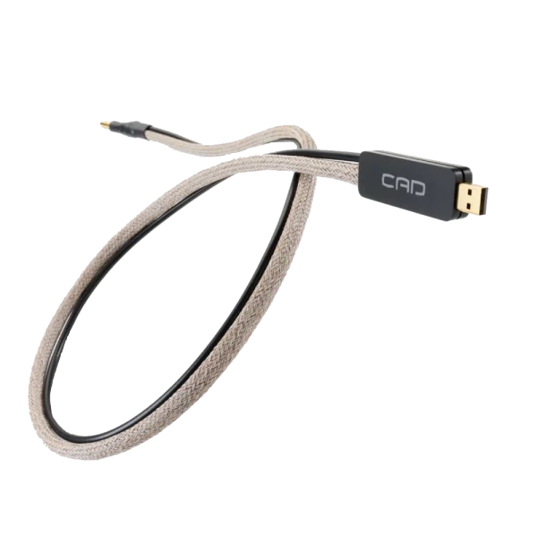 Câble CAD USB II-R (R pour Référence) vue de près avec le connecteur USB-A doré au premier plan puis la gaine tressée crème accompagnée d'un câble noir plus fin destiné à véhiculer la masse