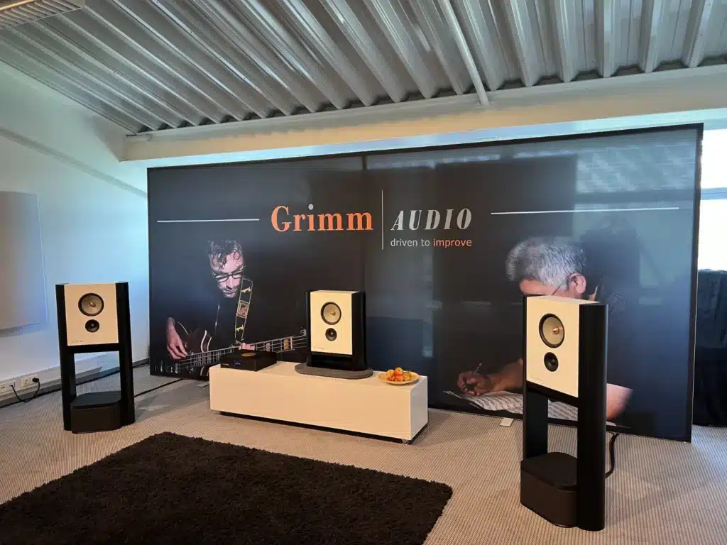 Visite du salon High-End Munich 2022, salon Grimm Audio avec le streamer Mu1, les enceintes LS1be et les caissons SB1
