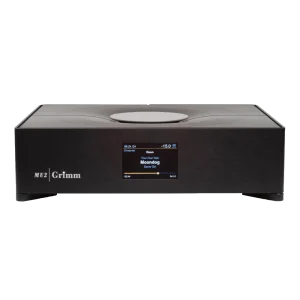 Convertisseur tout-en-un (streamer, Roon Core, stockage interne en option, DAC et préamplificateur analogique) le Grimm Audio Mu2 est vu de face dans son boitier métal irisé, son gros bouton uniquement de volume et de contrôle de couleur cuivrée sur le dessus et son écran couleur en face avant indiquant "Moondog" qui est le morceau musical en cours de lecture