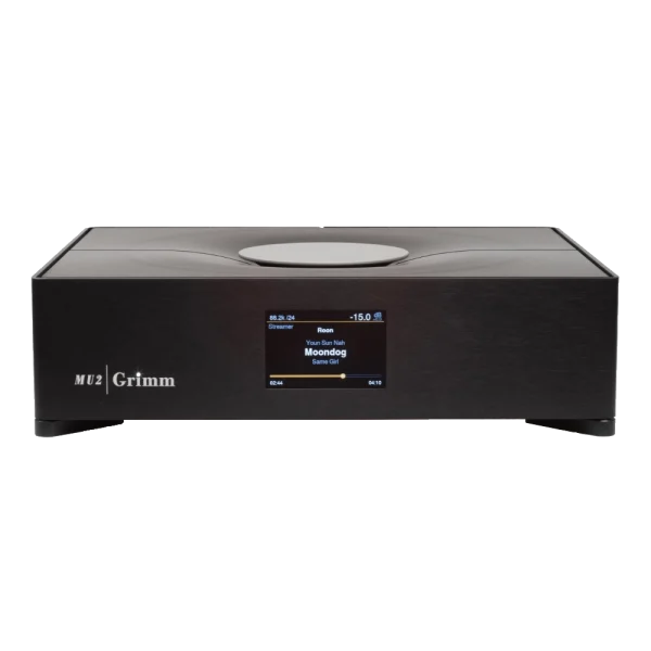 Convertisseur tout-en-un (streamer, Roon Core, stockage interne en option, DAC et préamplificateur analogique) le Grimm Audio Mu2 est vu de face dans son boitier métal irisé, son gros bouton uniquement de volume et de contrôle de couleur cuivrée sur le dessus et son écran couleur en face avant indiquant "Moondog" qui est le morceau musical en cours de lecture