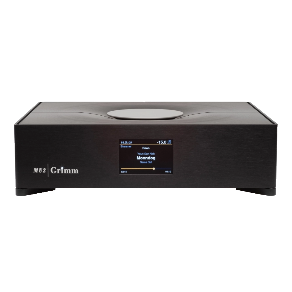 Convertisseur tout-en-un (streamer, Roon Core, stockage interne en option, DAC et préamplificateur analogique) le Grimm Audio Mu2 est vu de face dans son boitier métal irisé, son gros bouton uniquement de volume et de contrôle de couleur cuivrée sur le dessus et son écran couleur en face avant indiquant "Moondog" qui est le morceau musical en cours de lecture