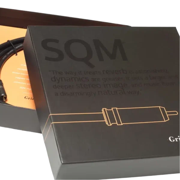 Gros plan sur la boîte des câbles de modulation RCA Grimm Audio SQM