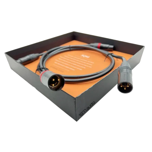 Paire de câbles de modulation XLR Grimm Audio SQM dans leur boite noire et orange avec deux connecteurs mâles en premier plan dépassant de la boîte