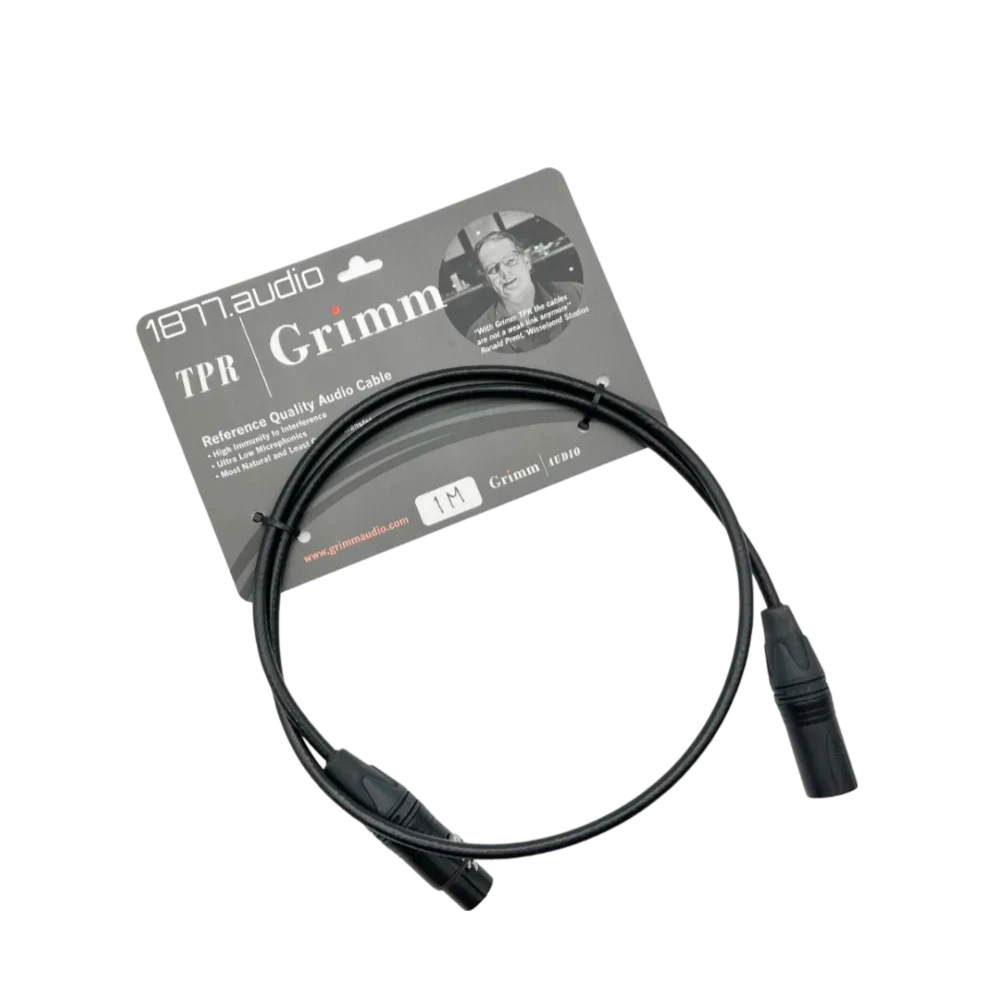 Câble AES-EBU Grimm Audio TPR de 100cm enroulé et accroché à son présentoir en carton