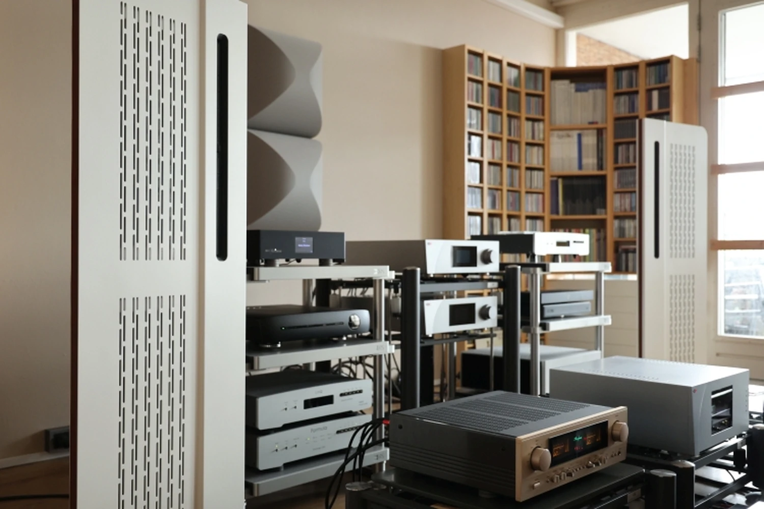 Installation de Christiaan PUNTER avec des enceintes Diptyque Audio dp140 mkII et de nombreuses électroniques sur des racks et des CD en arrière plan