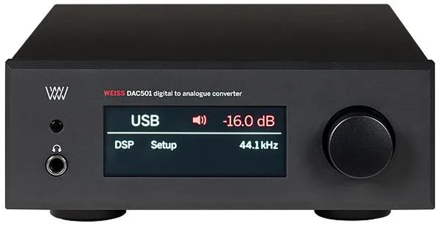 Convertisseur numérique-analogique Weiss DAC501 en version noire avec son écran LCD affichant la source « USB », le volume « -16,0 dB » et la fréquence de « 44,1 kHz », ainsi que son bouton de commande rond sur la droite (par 1877.audio)