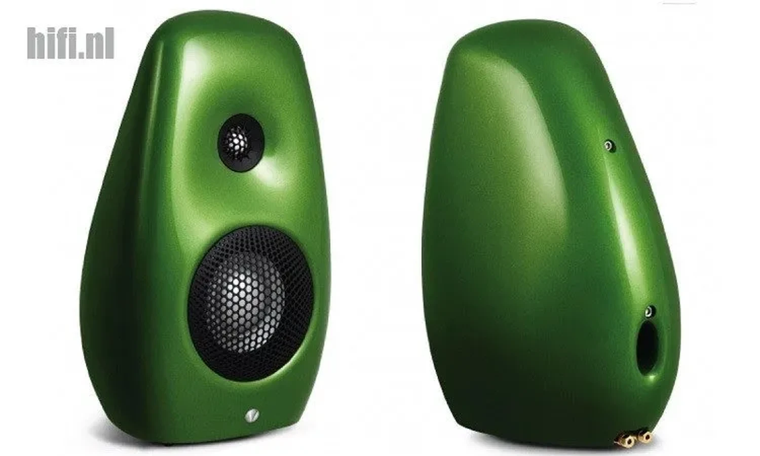 Deux enceintes Vivid Audio Kaya S12 en vert vif, l'une orientée vers l'avant montrant le woofer et le tweeter et l'autre tournée pour montrer l'évent et les connexions arrières (par 1877.audio)