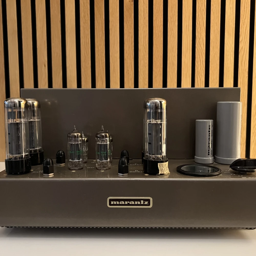 Amplificateur de puissance stéréo Marantz 8B vu de face avec ses tubes et condensateurs