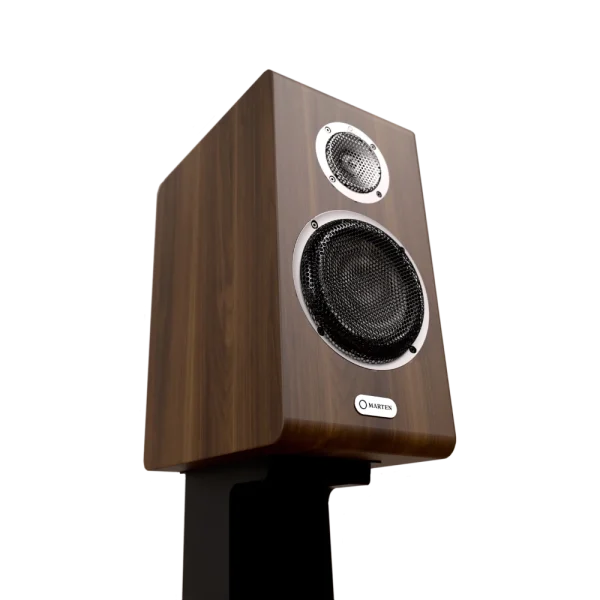 Enceinte bibliothèque Marten Osca Duo couleur Walnut, avec le twitter protégé par une grille argentée en haut et le haut-parleur de medium-grave protégé par une grille noire