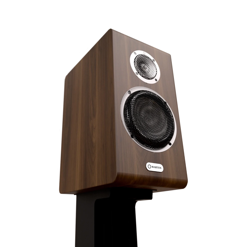 Enceinte bibliothèque Marten Osca Duo couleur Walnut, avec le twitter protégé par une grille argentée en haut et le haut-parleur de medium-grave protégé par une grille noire