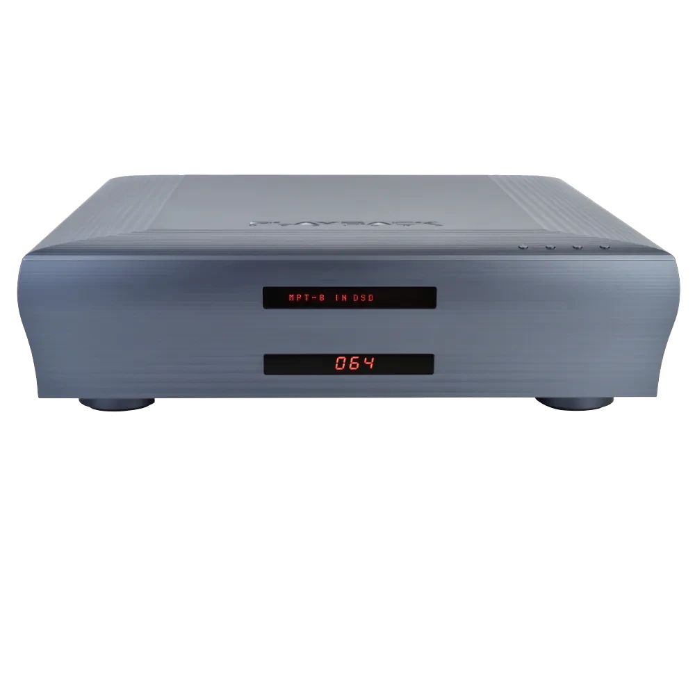 Convertisseur (DAC) Playback Designs MPD-8 de la gamme Dream, boitier en aluminium massif gris foncé, vu de face avec quatre boutons sur le dessus et deux afficheurs sur la face avant, le premier indiquant la source "MPT-8 IN" et le format du flux "DSD" et le second le niveau de voume, ici "064"