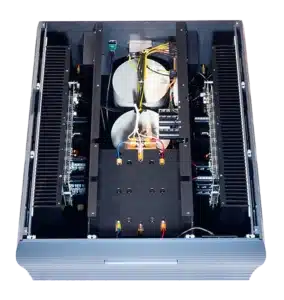 L'amplificateur de puissance stéréo Playback Designs SPA-8 avec le capot ouvert avec vue sur ses composants