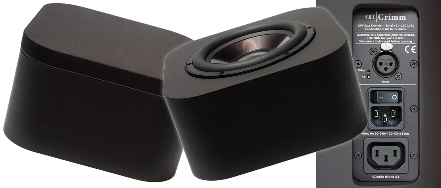 Une paire de subwoofers Grimm Audio SB1 noirs au premier plan ainsi que les détail des connecteurs de ce modèle en arrière plan : alimentation entrante et sortante, bouton marche/arrêt et connecteur XLR (par 1877.audio)