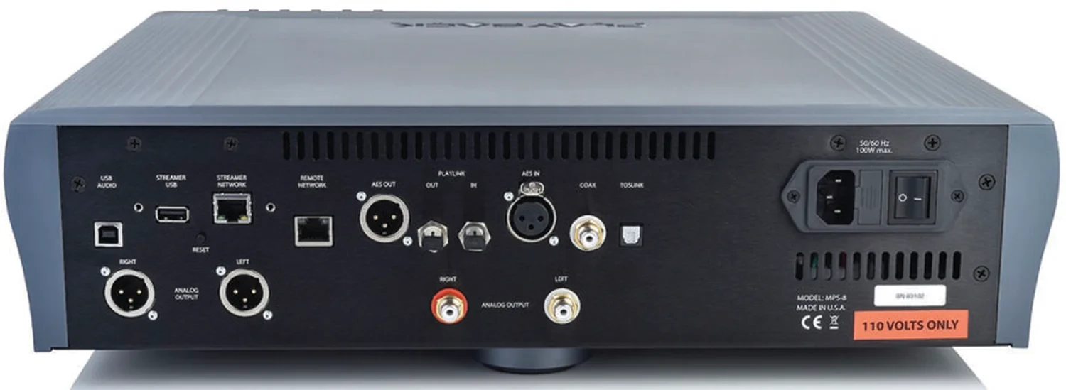 Vue arrière d'un lecteur de CD/SACD PLayback Designs MPS-8 montrant divers ports d'entrée et de sortie, notamment les prises audio, PLINK (fibre otitique) HDMI et d'alimentation (par 1877.audio)