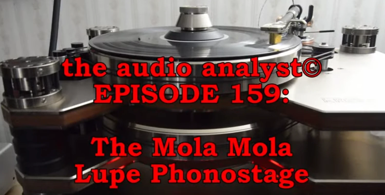 Un gros plan d'une platine vinyle avec le texte "The Audio Analyst Episode 115 : le phonostage Mola-Mola Lupe" en incrustation rouge (par 1877.audio)