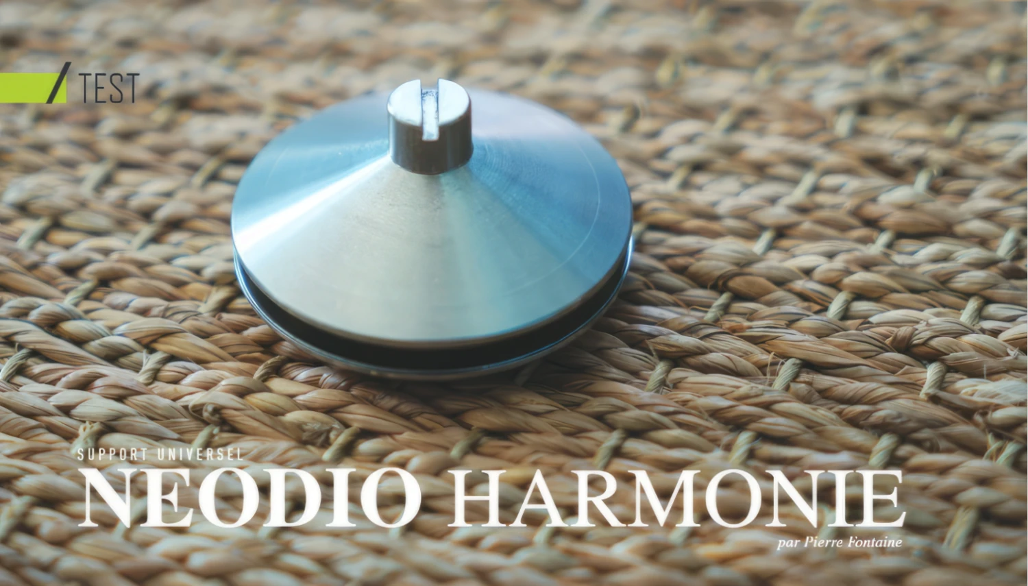 Support universel Neodio Harmonie sur un tapis de coco