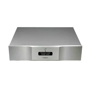 Convertisseur (DAC) Vermeer Audio Three en aluminium vu de face avec sa façade courbe et son afficheur disposé en avant indiquant "Vermeer Audio Model Three"