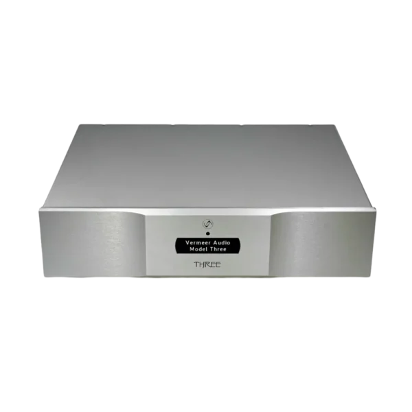 Convertisseur (DAC) Vermeer Audio Three en aluminium vu de face avec sa façade courbe et son afficheur disposé en avant indiquant "Vermeer Audio Model Three"