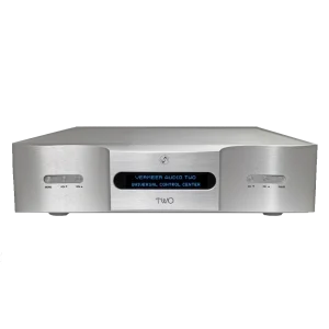 DAC et amplificateur analogique Vermeer Audio Two en aluminium massif vu de face avec les boutons de menu et de volume sur la partie gauche, l'écran central indiquant "VERMEER AUDIO TWO UNIVERSAL CONTROL CENTER" et trois autres boutons sur la droite avec la sélection des enrées et la phase