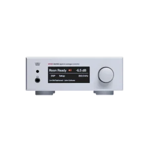 Convertisseur (DAC) Weiss DAC501, modèle compact, couleur argent vu de face avec le capteur infrarouge et la prise jack 3.5 situés sur la gauche du produit, d'un écran couleur indiquant "Roon Ready" et -6,5dB et enfin le bouton rotatif de gestion du niveau de sortie