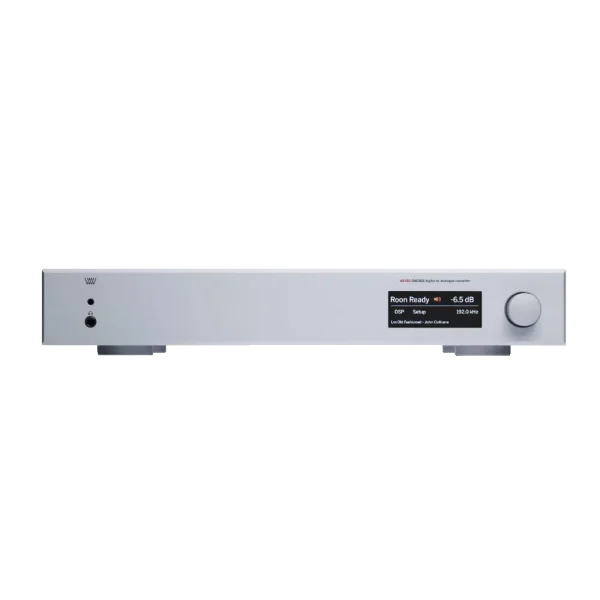 Convertisseur (DAC) Weiss DAC502 couleur argent vu de face avec le capteur infrarouge et la prise jack 3.5 situés sur la gauche du produit, d'un écran couleur indiquant "Roon Ready" et -6,5dB et enfin le bouton rotatif de gestion du niveau de sortie